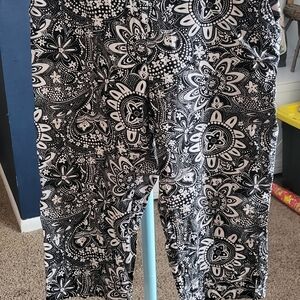 Black and White Floral Capris